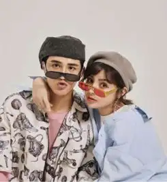 姜潮麦迪娜与儿子合照,小家伙躺妈妈怀里熟睡,头发浓密十分可爱