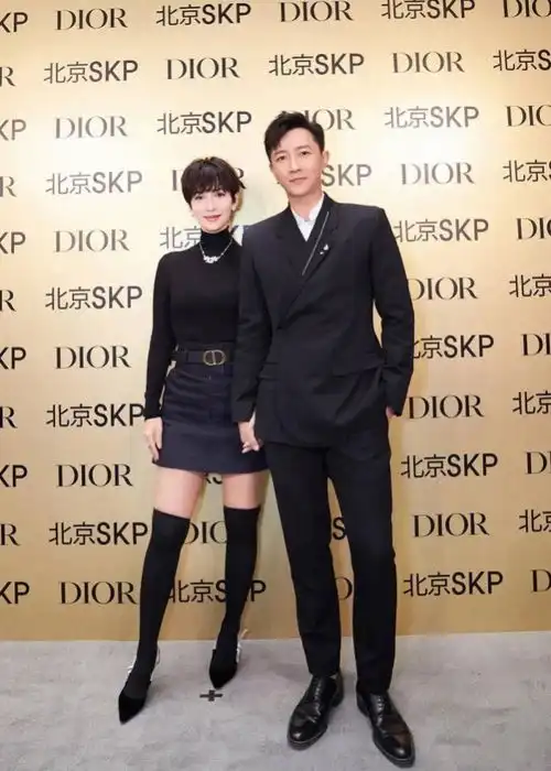 卢靖姗终于美回来了,穿黑色针织衫配半身裙,小鸟腿太吸睛