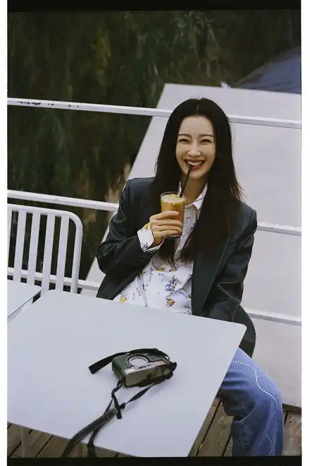孙佳雨冬日胶片写真曝光复古暗调诠释独特魅力