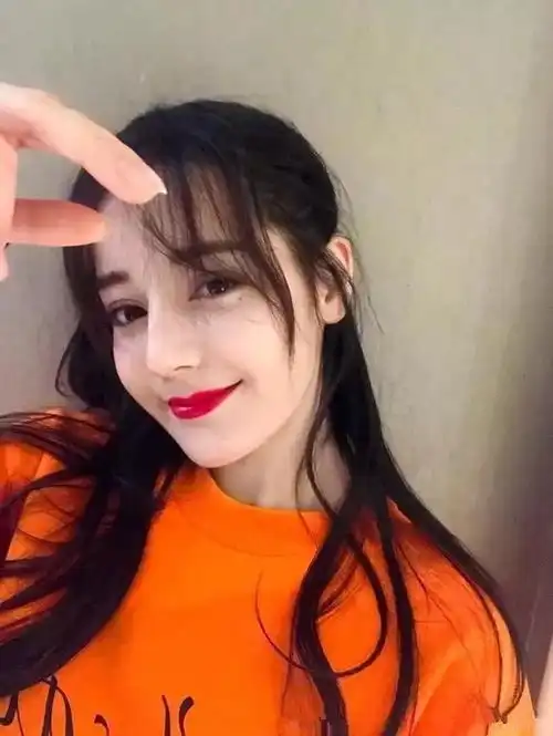 妆前妆后差别很大的女生,往往都有3个特征,稍微化点妆就很惊艳