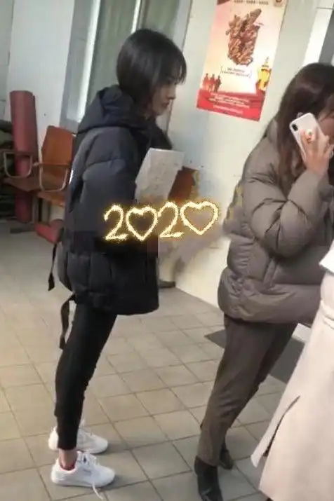 郑爽出席活动,脸颊苹果肌饱满,粉色蝴蝶结纱裙尽显少女心