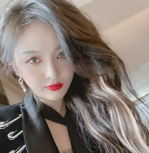 吴宣仪解锁牛仔裤新穿法,在腰间系一圈蚊帐布,时尚感爆棚