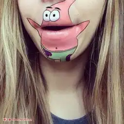 惟妙惟肖艺术家在嘴唇上创作卡通人物