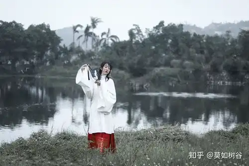 怎么运用湖亭纸伞拍出好看的汉服古风照片