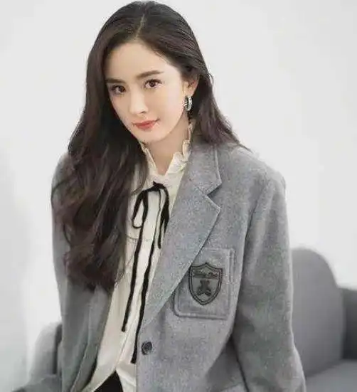 杨幂气质穿小背心配袖套好美像18岁少女