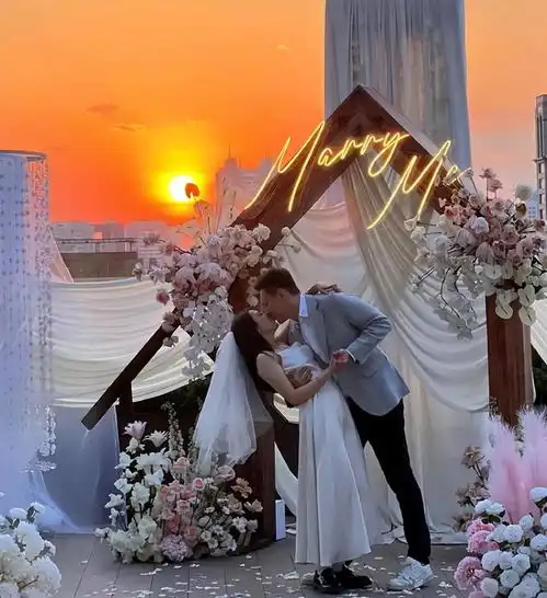 华谊千金获男友浪漫求婚,头戴婚纱夕阳下拥吻,女方眼里满是对方