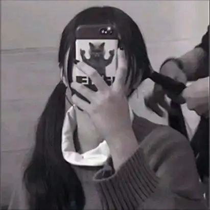 求一个男生给女生扎头发的情侣头像黑白色系