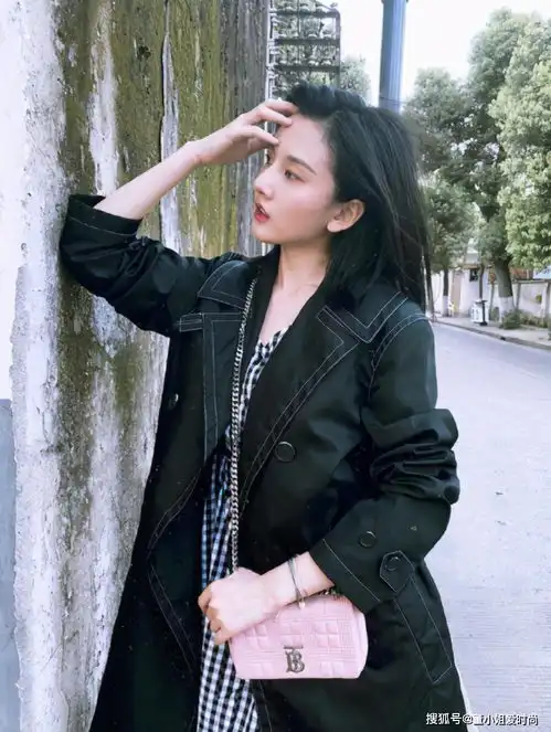 宋祖儿越来越甜,牛奶白外套卡通姜饼人内搭,甜美俏皮好可爱