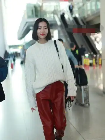 刘雯的神仙腿火了土到爆的红色皮裤凹出高级感,女星也服气