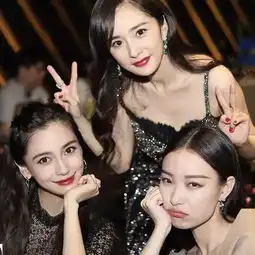 风尚大典合照,吴谨言仪态站姿太差,宋茜旁边仿佛站了个保洁大妈