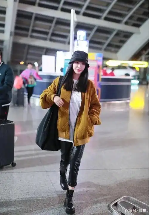 李菲儿初夏保暖系穿搭,黄色外套搭黑色皮裤高级酷帅,确实很吸睛