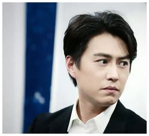 男神靳东的书法率真自然,洒脱飘逸,俘获不少少女的芳心