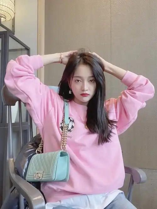 sunnee撞衫吴宣仪,明明都是粉色造型,却一个帅气一个甜美
