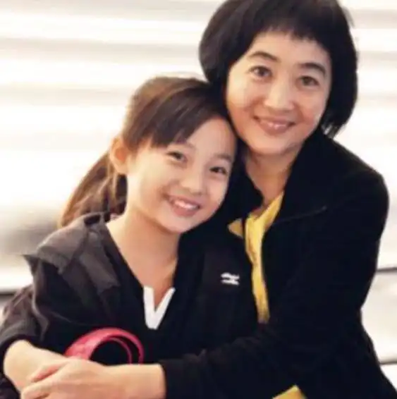 林妙可北京奥运会上的假唱女孩,被母亲当成赚钱工具,如今咋样