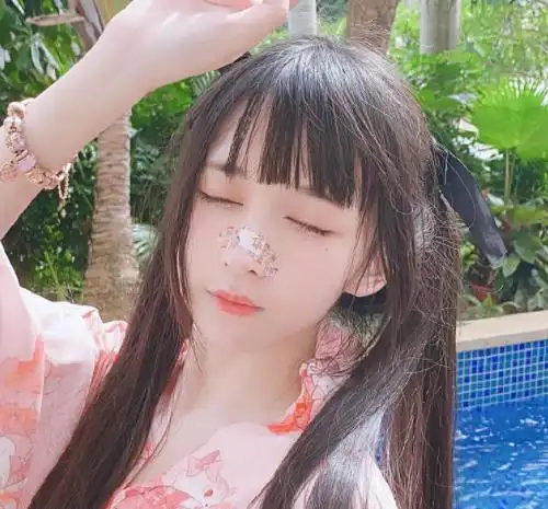 蔡萝莉旧照曝光,单眼皮大蒜鼻,和现在相比不像同一个人