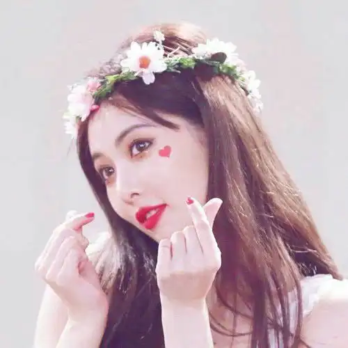 泫雅自带蛋黄的腿火了,出街回头率百分百超美的