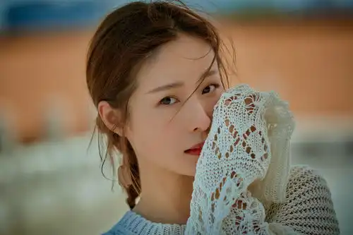 江一燕身穿镂空连衣裙简单纯净,而白色西装配连衣裙优雅时髦