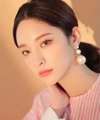 吴宣仪的猫系笑眼妆,让整个夏天都是甜味的