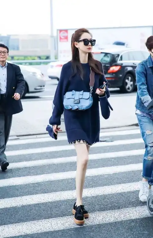 35岁戚薇被李承铉宠成小公主皮衣叠穿大衣玩转时髦,很显高级感