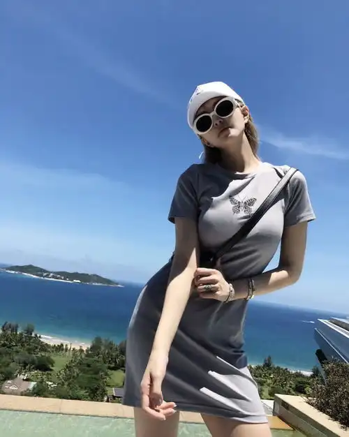 周扬青心情大好和闺蜜去看海,大秀细腰长腿好身材,罗志祥真是不知足