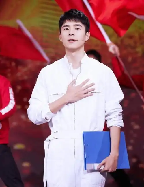 刘昊然白衬衫休闲裤,非洲旅拍帅成理想男友,一笑虎牙好可爱