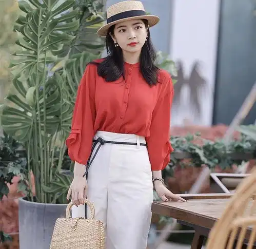 女神博主春季日常职场造型,西装背心配半身裙气场全开,魅力十足