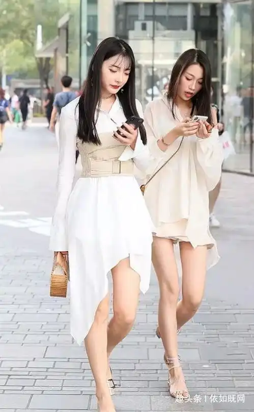 街拍清新的靓丽,图5美女闺蜜白色系穿搭风格吸引目光