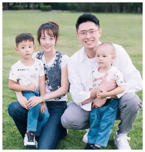 张嘉倪买超晒全家福,一家四口幸福同框,颜值超高画面温馨