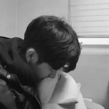 扣扣头像黑白男生伤感不稳定的感情受伤的男人