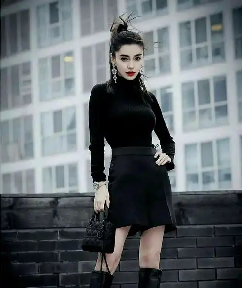 明星示范禁欲系穿搭,杨颖耳饰酷炫,王一博中分卷发自带气场