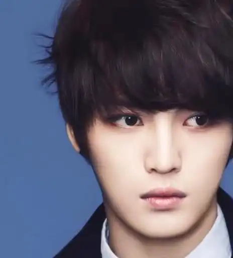 金在中时尚烫发发型,只做清新小男人,呈现出好看的模样