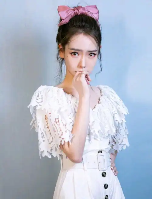 你在为年龄焦虑吗戚薇提升少女感的穿搭指南,助你每天都是20岁