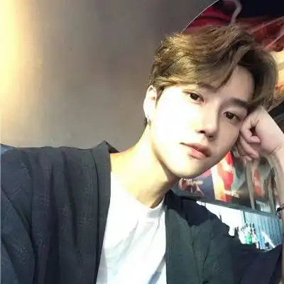 成熟阳光的头像男