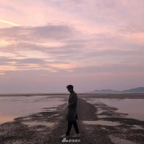 孔刘男友风近照曝光休闲温暖笑容治愈