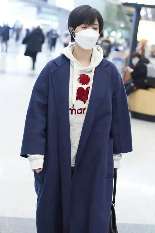 短发的蒋欣好清纯,穿印花卫衣配大衣,微胖身材也能穿得清纯活泼