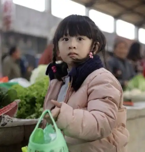田亮一家四口穿着红色上衣,对着镜头作揖动作一致叶一茜看起来是最胖的一个