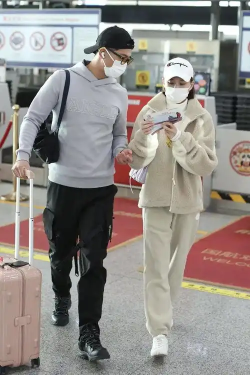 男星街拍空灵系男生丁真呆萌现身,小李子德普叔变化惊人