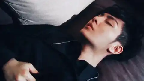 炎亚纶在早期出演的台剧中,饰演富家少爷,这气质简直太王子了