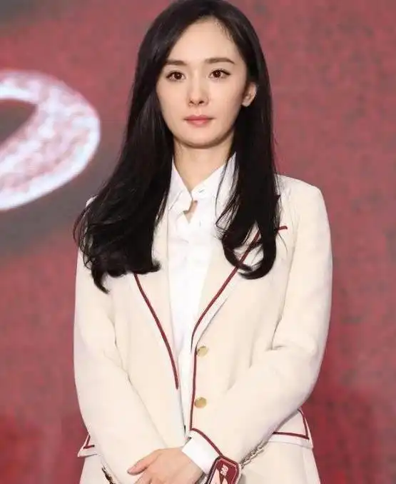 马丁靴不吃香了,最近流行杨幂的堆堆靴,看到效果后女生都爱