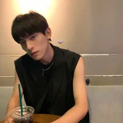 简单简约帅哥男生生活照