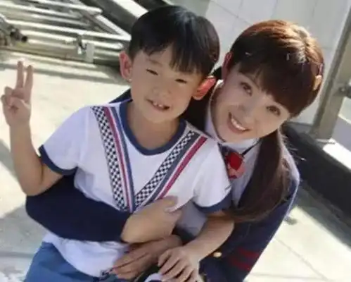 他们相差10岁却因戏生情,戏里父女戏外夫妻,儿子都9岁了