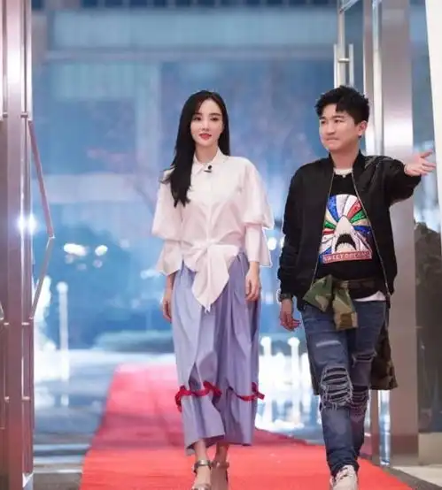 李小璐的腿太让人羡慕了,白t配热裤虽很简单,她穿效果却不一般