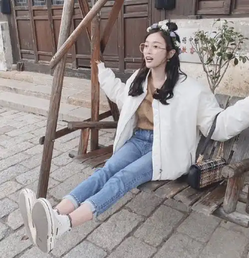 可爱女友吴宣仪真会穿,飞行员夹克搭牛仔裤,挽起裤腿更显腿长