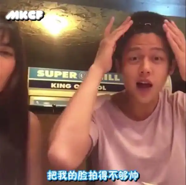 泰国男星演绎儒雅文艺风,有框眼镜引领新时尚