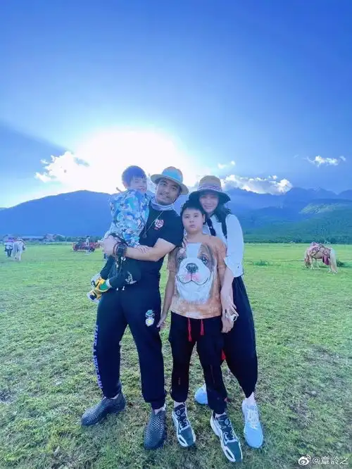 陈龙章龄之晒照庆结婚纪念日高调表白惹人羡
