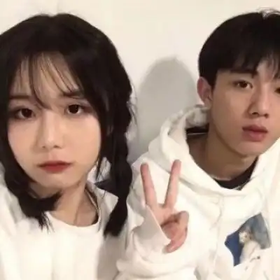 暖黄色系男生头像毛晓彤