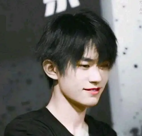 易烊千玺出席奇迹年会,撒娇好萌,网友电影也有年会