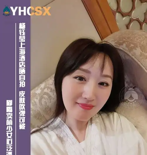 杨钰莹上海某酒店晒自拍,皮肤吹弹可破,嘟嘴卖萌少女心泛滥