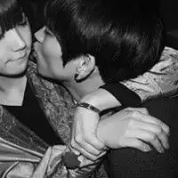 qq情侣头像一左一右不爱我,就别感动我