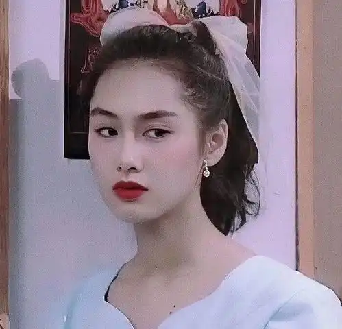 女生头像月亮吃了我的心上人,所以它发光了